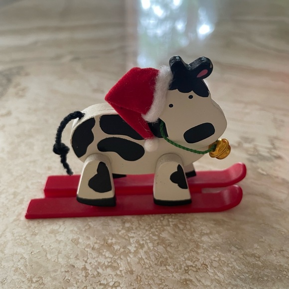 VINTAGE NEW Avon Holly Jolly Cow Ornament Skiing Cow with Box - Picture 2 of 7